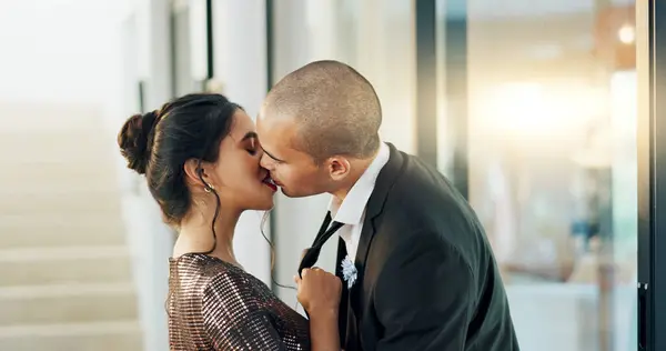 Paar Liefde Kus Met Passie Een Date Voor Formeel Evenement — Stockfoto