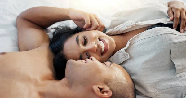 Ευτυχισμένο Ζευγάρι Κρεβάτι Και Μιλώντας Για Αγάπη Οικειότητα Και Ρομαντισμό — Φωτογραφία Αρχείου