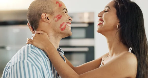 Couple Heureux Amour Baiser Avec Rouge Lèvres Pour Rendez Vous — Photo