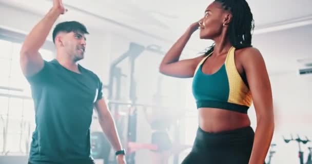 Siłownia Fitness Szczęśliwych Ludzi Przybij Piątkę Aby Uczcić Sukces Treningu — Wideo stockowe