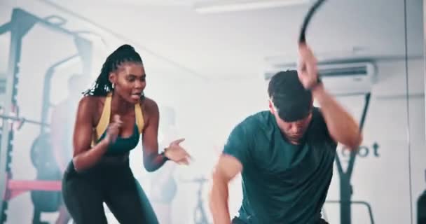 个人教练和男子与战斗绳索波肌肉锻炼 力量发展和锻炼 健美精神和教练的锻炼动力 挑战和努力工作 — 图库视频影像
