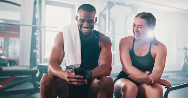 健身房的朋友 电话和快乐的人谈论健身信息 运动和男人向伴侣展示运动 智能手机 放松和运动队检查在线社交媒体上的训练挑战 — 图库视频影像