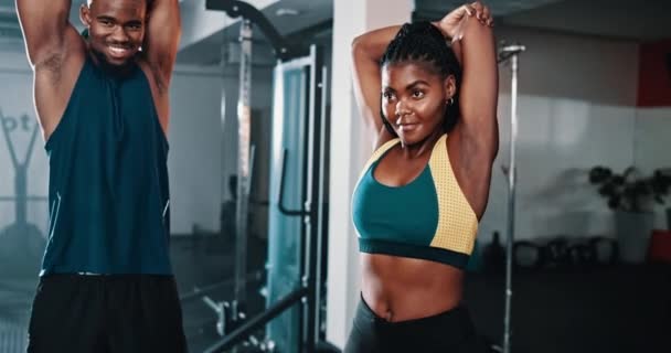 健身房 课堂和快乐的黑人为了健康 健美或运动的发展而进行伸展运动 运动表现和女性准备开始挑战 团队活动或训练 — 图库视频影像