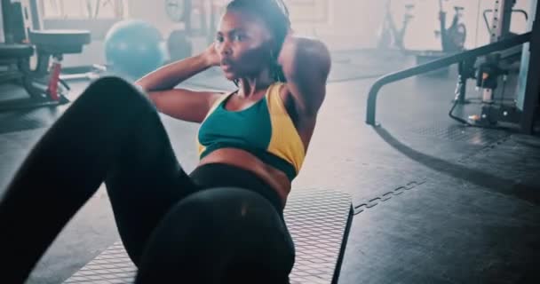 抓紧时间 健身房地板和黑人妇女运动 以促进腹肌生长 积极锻炼身体或身体力量的发展 腹部锻炼和非洲运动员的训练 练习和核心挑战 — 图库视频影像
