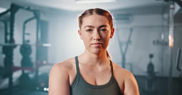 Ginásio Sério Rosto Mulher Confiante Aptidão Musculação Exercício Para Desenvolvimento — Vídeo de Stock