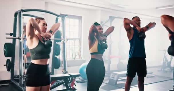 健身和与教练一起在健身房进行训练 健美或锻炼的人 男人和女人举起水壶 以获得力量 肌肉和强壮的手臂 从而获得健康 — 图库视频影像