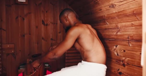 Fitness Ciało Czarny Człowiek Pocenie Się Saunie Siłowni Relaks Dla — Wideo stockowe