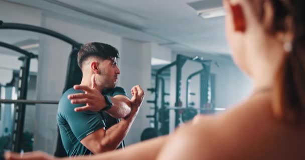 Coach Gymles Man Stretching Voor Fitness Bodybuilding Lichaamsbeweging Voor Sportontwikkeling — Stockvideo