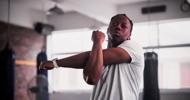 Homem Negro Fitness Alongamento Para Treino Exercício Preparando Para Treinamento — Vídeo de Stock