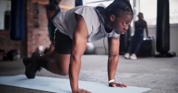 Fitness Prkno Muž Běží Tělocvičně Pro Zdraví Wellness Břišní Cvičení — Stock video