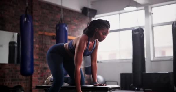 黑人妇女 哑铃和举重在健身房的长椅上锻炼 力量或手臂锻炼 肌肉锻炼或健康俱乐部训练方面的非洲女性人士 运动员或健美运动员 — 图库视频影像