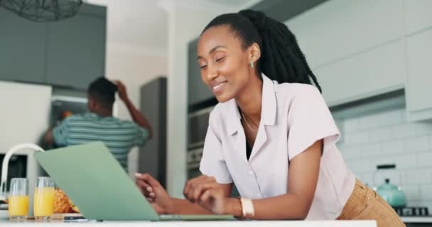 Vrouw Laptop Blij Voor Internet Zoeken Thuis Website Bloggen Het — Stockvideo