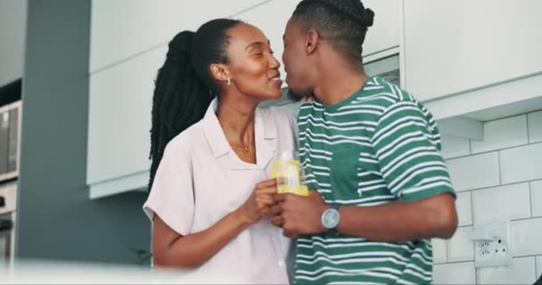 Szerelem Csók Boldog Fekete Pár Egy Konyhában Narancslével Ellátás Vagy — Stock videók