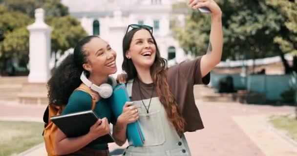 Πανεπιστήμιο Φίλοι Και Γυναίκες Για Selfie Στην Πανεπιστημιούπολη Για Μάθηση — Αρχείο Βίντεο