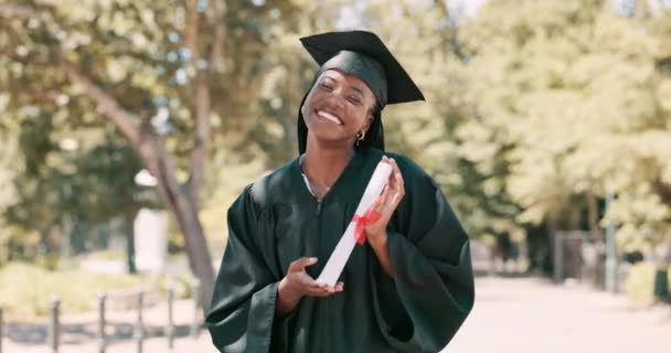 マイルストーンのお祝いのための大学イベントで黒人女性学生との教育 卒業と成功 肖像画 未来のための笑顔 成長または達成のためのキャンパスで証明書を持つ卒業生 — ストック動画