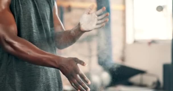 Tělocvična Fitness Muž Práškovými Ručičkami Detailní Záběr Pro Vzpírání Cvičení — Stock video