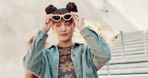 Visage Mode Femme Avec Des Lunettes Soleil Ville Style Vêtements — Video