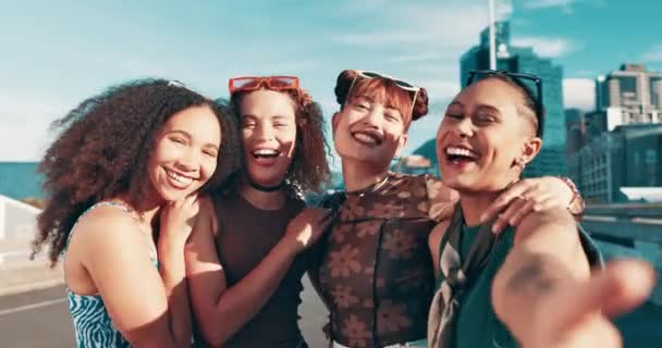Selfie Υποστήριξη Φίλοι Χαμόγελο Στην Πόλη Για Διακοπές Για Νεολαία — Αρχείο Βίντεο