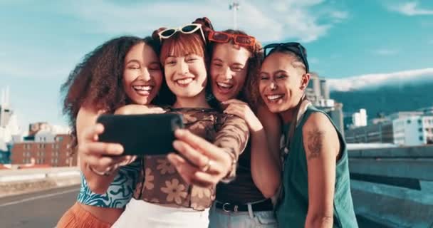 Selfie Fresco Amigos Con Sonrisa Ciudad Vacaciones Con Cultura Juvenil — Vídeo de stock