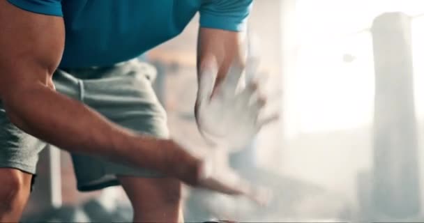 准备或准备锻炼 举重或在健身房锻炼时的人 手和拍掌粉笔 健身俱乐部的人体 运动员或肌肉健美运动员打火机 — 图库视频影像
