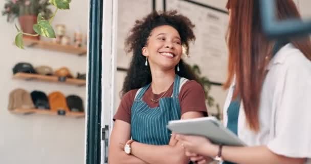 Gelukkige Vrouw Tablet Team Lachen Cafe Deur Voor Grappige Grap — Stockvideo