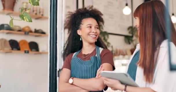 快乐的女人 平板电脑和团队挨家挨户地为小企业管理或领导服务 在咖啡店 女性员工的形象通过进入创意创业市场 以科技的方式微笑 — 图库视频影像
