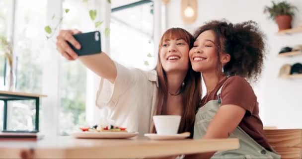 Amigos Selfie Celular Para Almuerzo Restaurante Postre Vinculación Para Publicar — Vídeo de stock