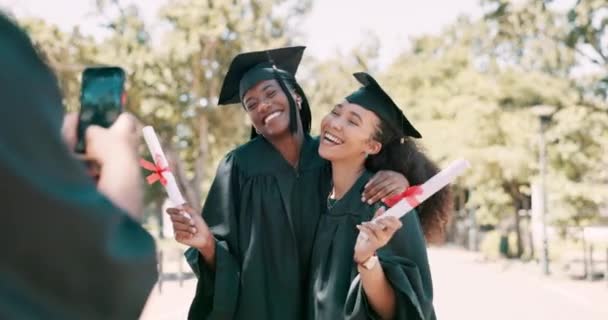 Egyetem Diploma Nők Telefonnal Fotót Egyetemen Tanulás Oktatás Ünneplés Főiskola — Stock videók