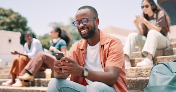 Czarny Człowiek Telefon Szczęśliwy Student Piszący Uniwersytecie Media Społecznościowe Czytający — Wideo stockowe