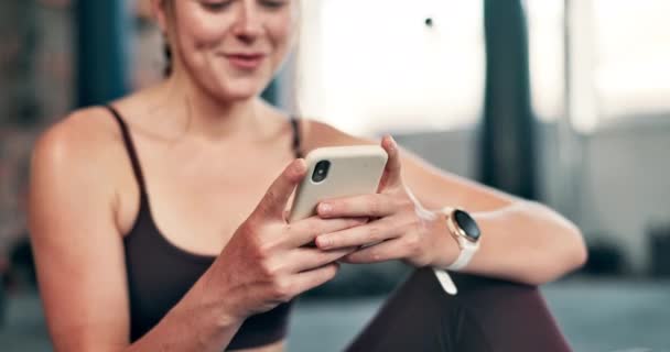 Relaxe Fitness Mulher Com Telefone Ginásio Para Mídias Sociais Mensagem — Vídeo de Stock