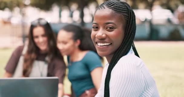 Studenten Vrouw Gezicht Universiteit Campus Voor Onderwijs Gelukkig Leren Studeren — Stockvideo