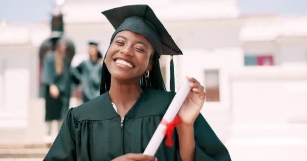 Educación Graduación Sonrisa Con Estudiante Negra Evento Universitario Para Celebración — Vídeos de Stock