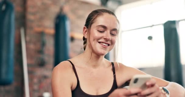 Happy Fitness Kobieta Telefonem Siłowni Dla Mediów Społecznościowych Sms Czat — Wideo stockowe