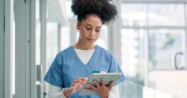 Kobieta Pielęgniarka Tablet Planowania Lub Badań Szpitalu Informacji Raportu Temat — Wideo stockowe