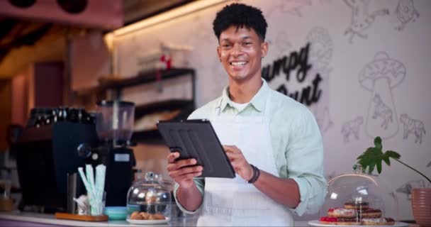 Tablet Sorriso Homem Cafeteria Para Ordem Line Inicialização Pequenas Empresas — Vídeo de Stock