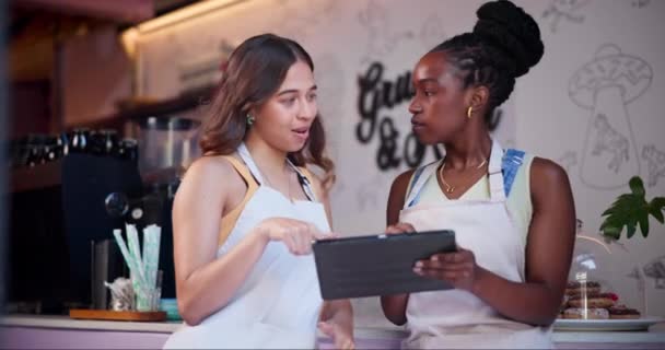 以所有者或员工的身份 在咖啡店为小企业主和员工提供在线点菜服务 快乐的年轻女服务员在咖啡馆招待和服务 — 图库视频影像