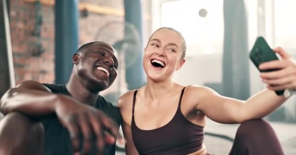 体操自我和快乐的健身 锻炼或训练休息与社交媒体拳击结果和健康 年轻的跨种族人士 拳击手或私人教练在一张侧面照片中大笑 — 图库视频影像