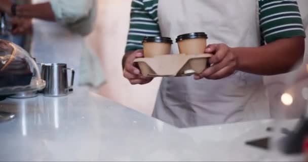 Kawa Jedzenie Wynos Ręce Baristy Dające Zamówienie Klientowi Kawiarnię Stolik — Wideo stockowe