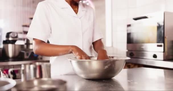 Padeiro Farinha Amassar Massa Pegajosa Mesa Chef Processo Pão Trigo — Vídeo de Stock