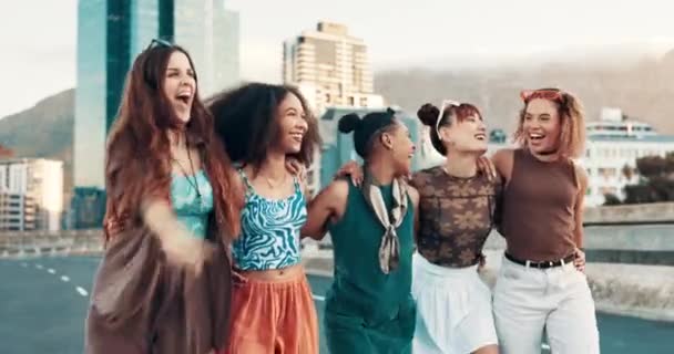 Mujeres Amigos Grupo Generación Calle Felices Abrazos Con Diversidad Solidaridad — Vídeo de stock