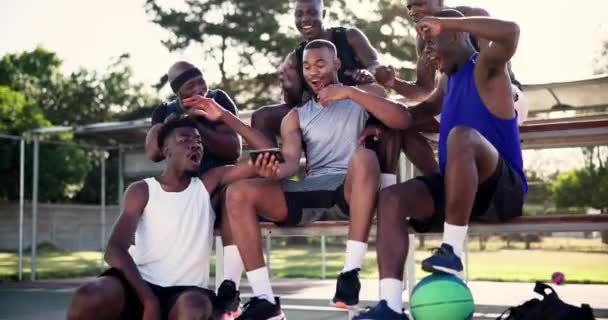 Telefon Cvičení Sportovní Fanoušci Sledování Hry Venku Basketbalovém Hřišti Pro — Stock video
