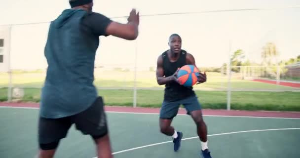 Gente Negra Salto Cancha Baloncesto Para Jugar Anotar Desafío Con — Vídeo de stock
