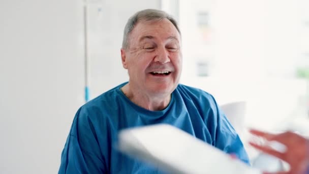 Glücklicher Senior Krankenhausbett Und Ergebnisse Mit Tablet Arzt Und Überraschung — Stockvideo