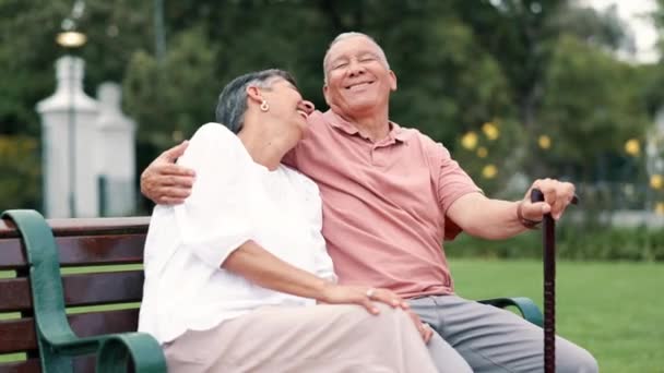 Oudere Stellen Buitenshuis Lachend Omhelzing Liefde Hechting Met Humor Komedie — Stockvideo