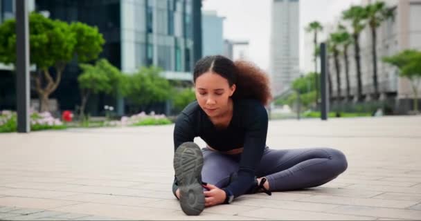 跑步和女人在城市里伸展身体 准备运动或做有氧运动 与城市有信心的年轻跑步者或运动员一起参加运动的健康 训练和热身运动 — 图库视频影像