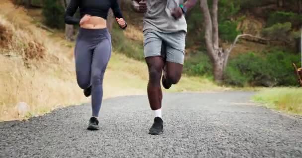 Menschen Laufen Und Beine Auf Der Bergstraße Oder Bewegung Gesund — Stockvideo
