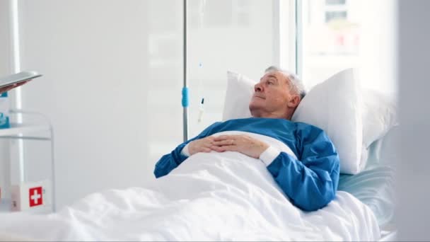 Ανώτερος Άνθρωπος Νοσοκόμα Και Tablet Από Κρεβάτι Του Νοσοκομείου Προσοχή — Αρχείο Βίντεο
