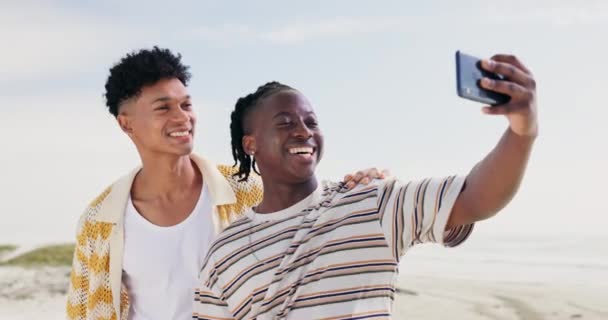 Homens Amigos Selfie Com Sinal Paz Praia Livre Aventura Viagem — Vídeo de Stock