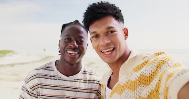 Feliz Homens Rosto Praia Para Selfie Cuidados Viagens Fim Semana — Vídeo de Stock