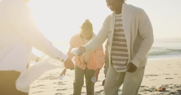 Пляж Группа Волонтер Мусорным Пакетом Переработка День Земли Активностью Изменением — стоковое видео